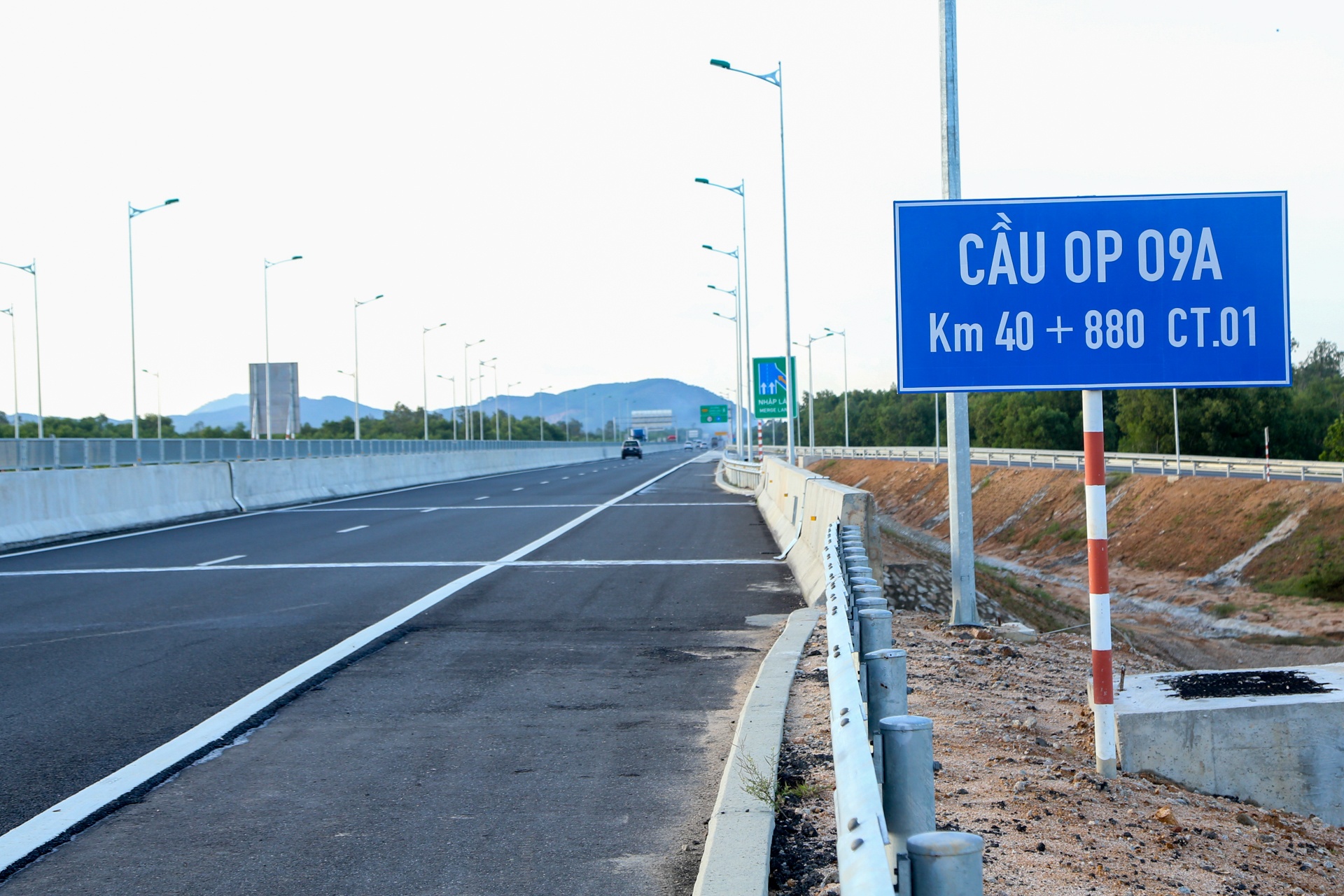 Gan 20 cau tren cao toc 34.500 ty bi tham dot la rat nghiem trong hinh anh