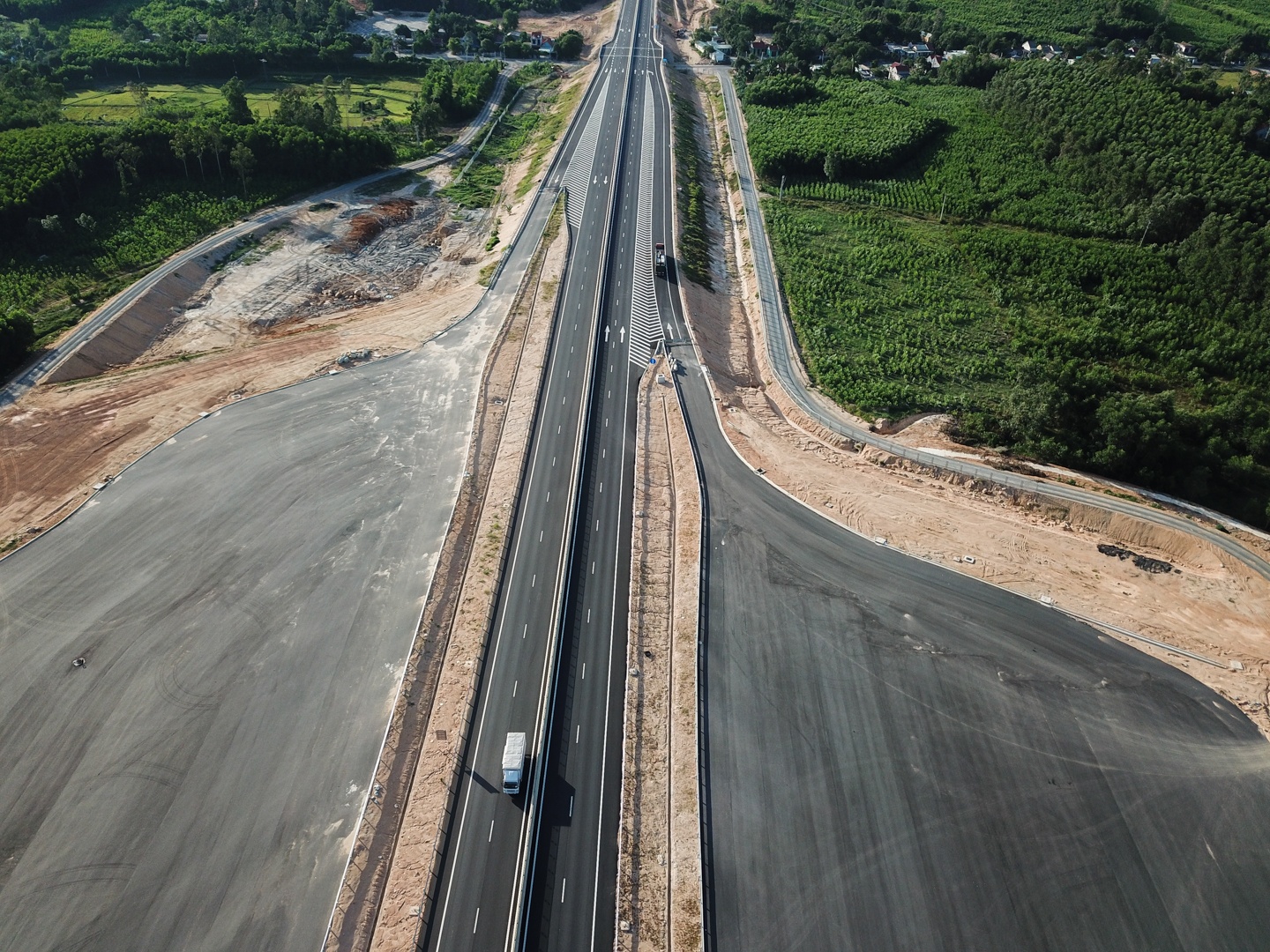 Cao tốc Đà Nẵng - Quảng Ngãi bị hư hỏng ảnh 2 Cao toc Da Nang - Quang Ngai bi hu hong anh 2