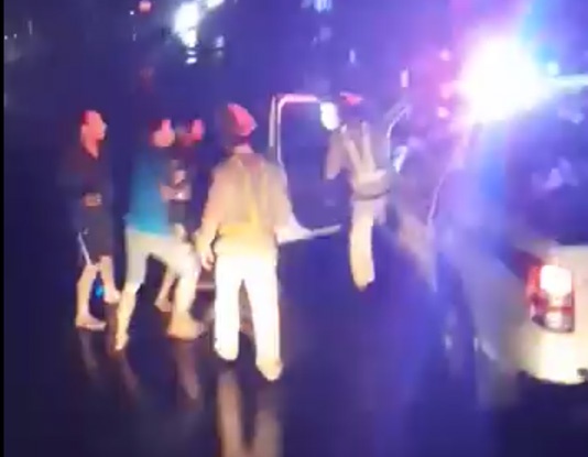 Cảnh sát giao thông đánh nhau với tài xế ảnh 1 Canh sat giao thong danh nhau voi tai xe anh 1