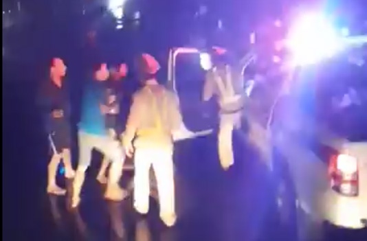 CSGT danh nhau voi tai xe: Thong tin bat ngo ve nhom nguoi tren xe tai hinh anh