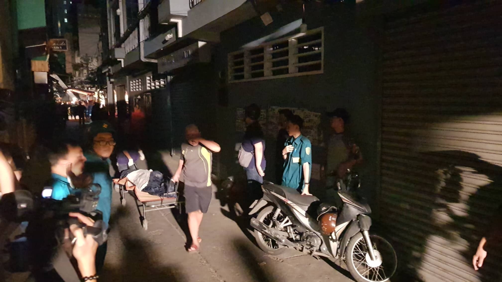 Sap nha giua dem o trung tam Sai Gon, mot nguoi thiet mang hinh anh