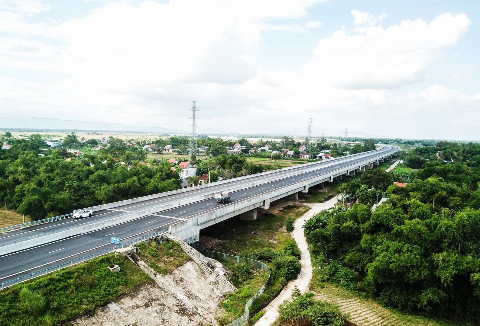 Sau tham dot, nhieu cau tren cao toc 34.500 ty bi lun hinh anh
