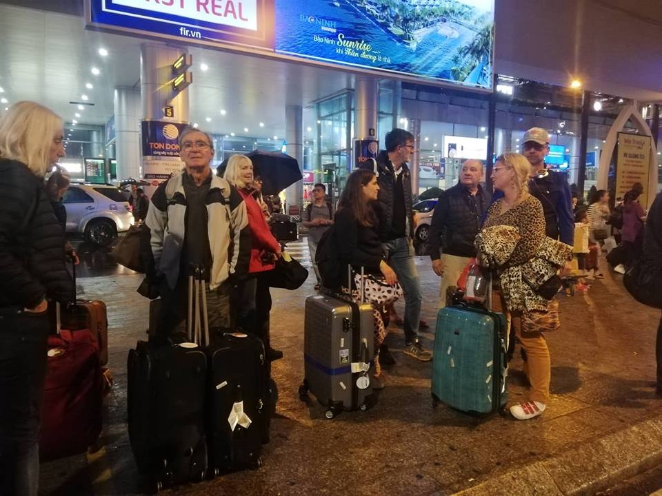 Khach bi ket tai san bay Da Nang do duong ngap hinh anh