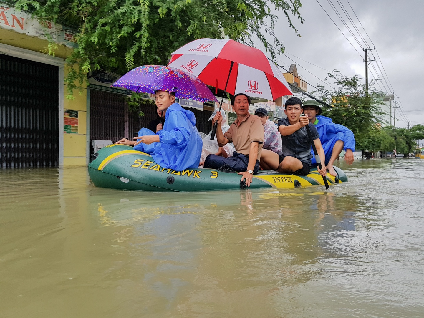 Ngap den co, nguoi Tam Ky lao dao trong bien nuoc hinh anh