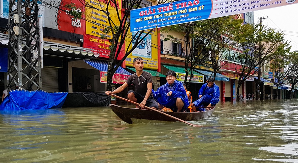 Quoc lo 1A ngap sau 1 m, tinh Quang Nam bi chia cat do mua lu hinh anh