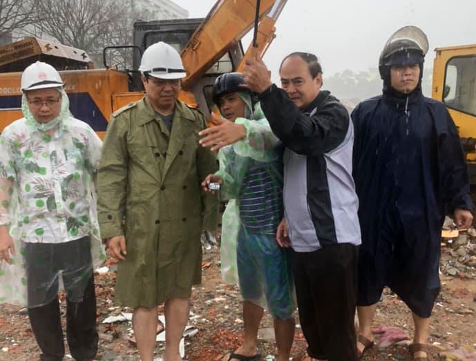 Chu tich Da Nang keu goi nguoi dan don rac sau mua lu lich su hinh anh