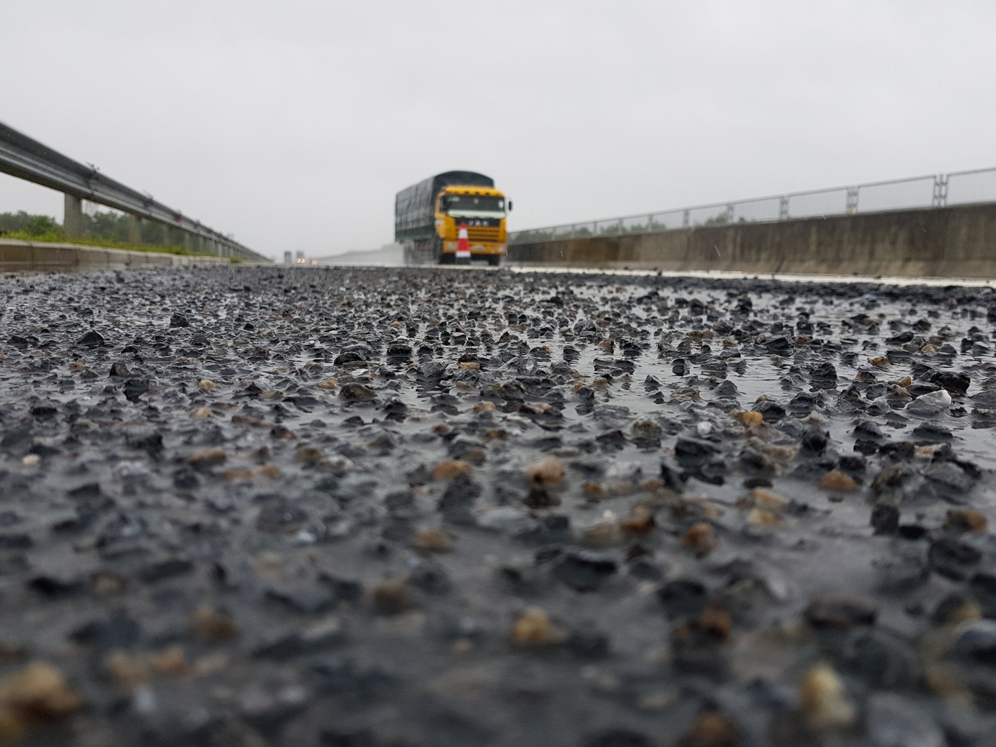 O ga chi chit tren cao toc Da Nang - Quang Ngai anh 2