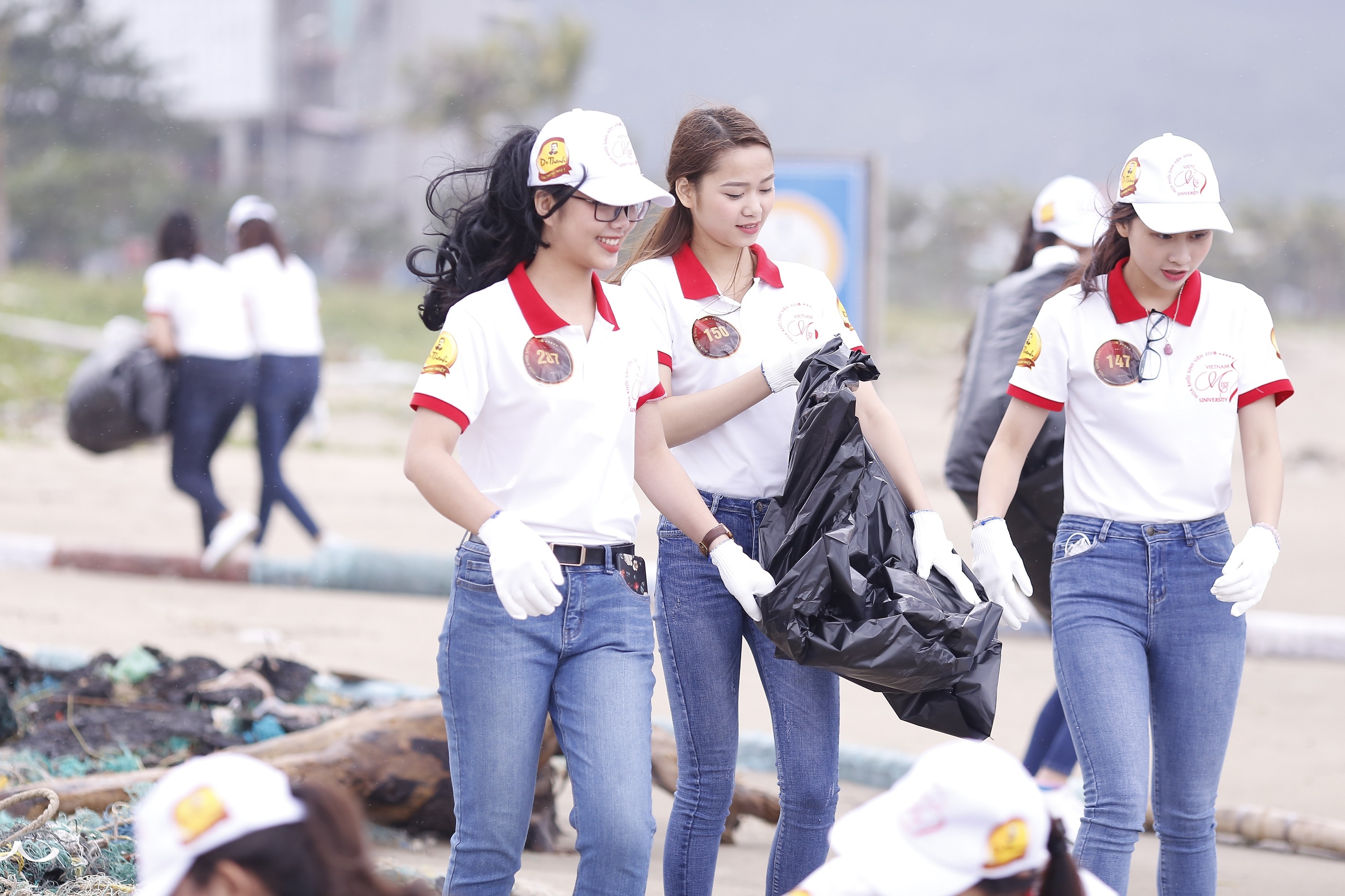 45 thi sinh Hoa khoi Sinh vien Viet Nam nhat rac o bien Da Nang hinh anh