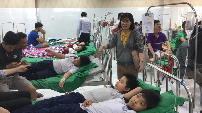 Hang chuc hoc sinh tieu hoc o Binh Duong cap cuu nghi ngo doc hinh anh