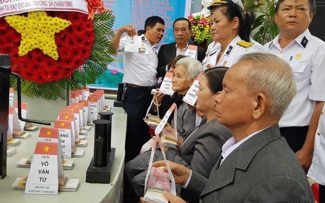 Hai chien Gac Ma: Than xac cac anh da hoa thanh nuoc bien hinh anh