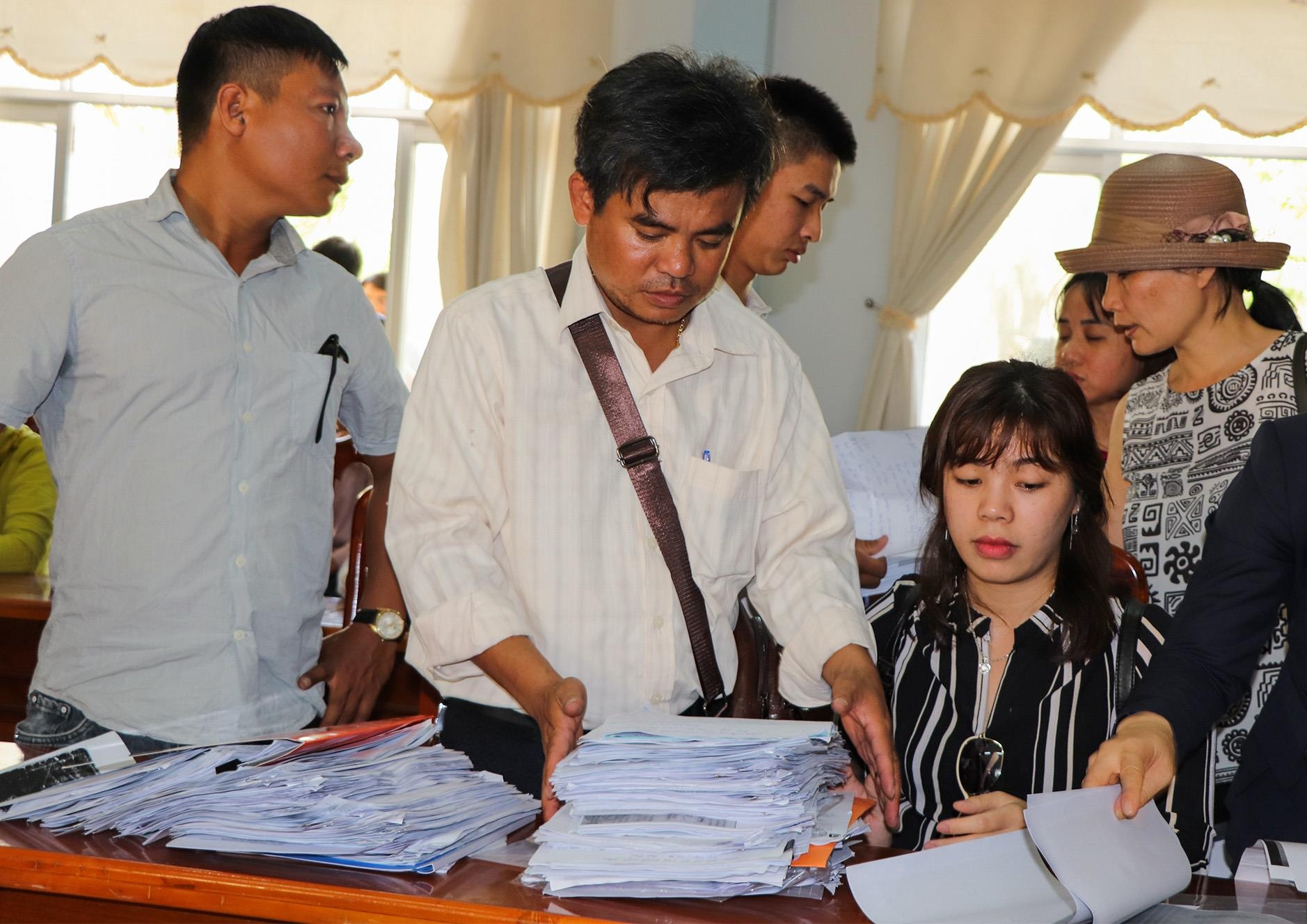 Khach hang cua Bach Dat An keo den tru so tiep dan Quang Nam doi so do hinh anh