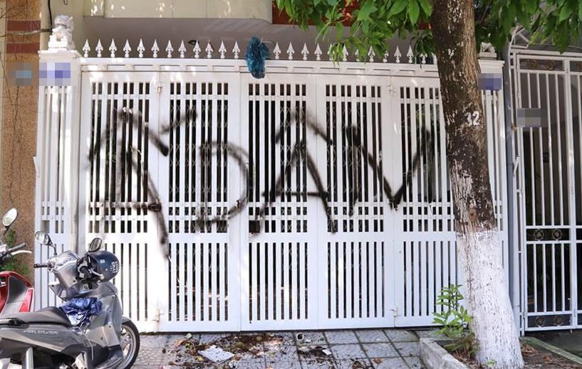 Nha cuu Vien pho VKS dam o be gai trong thang may bi xit son hinh anh