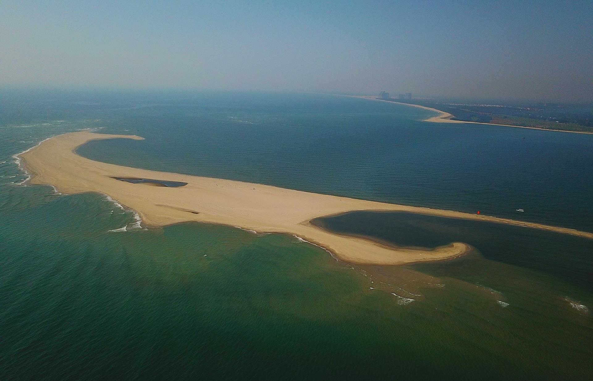 Con cat ngoai khoi Cua Dai phinh to hinh dang khung long hinh anh