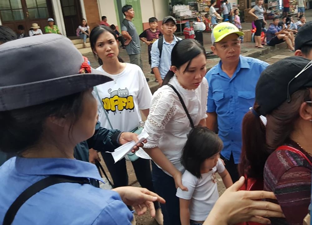 Du khach va vat doi tau roi pho bien Nha Trang sau ky nghi le hinh anh