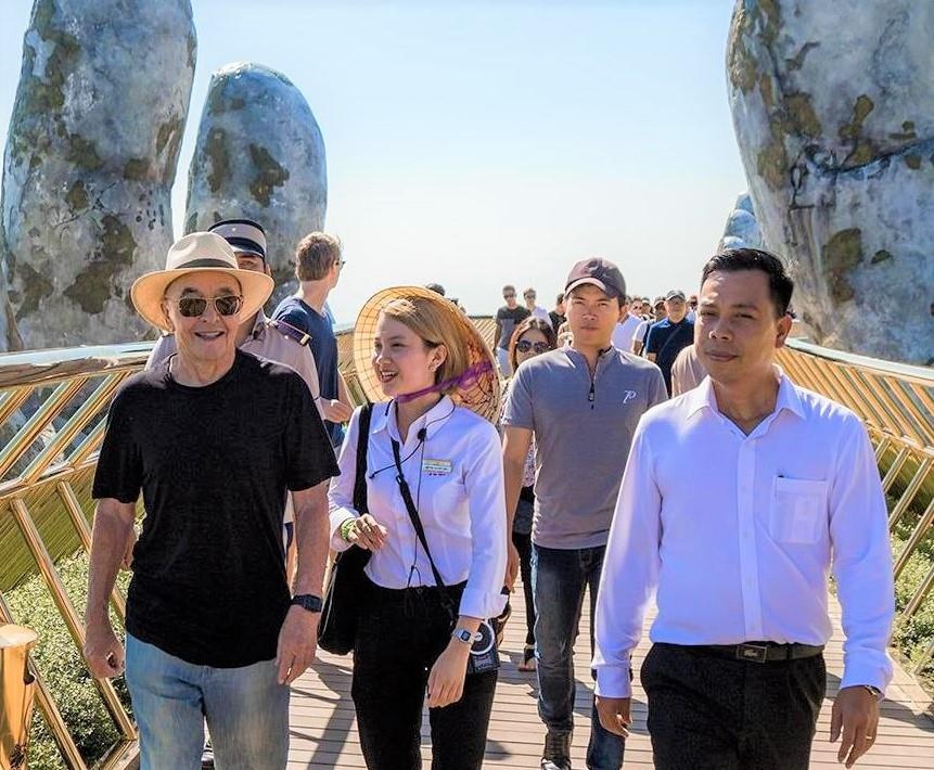 Ty phu Anh dao bo ngam cau Vang tren dinh Ba Na hinh anh
