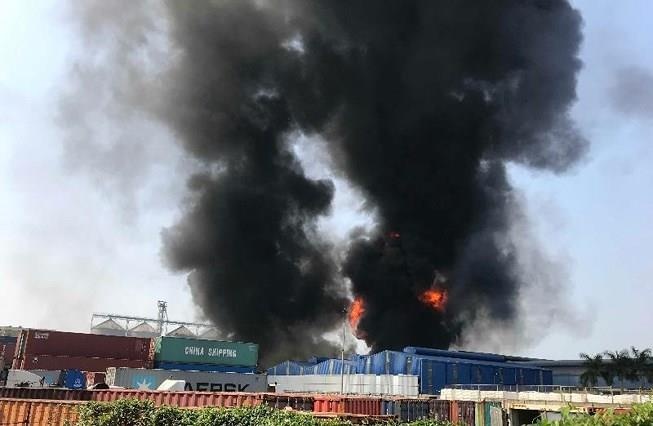 Cong an, quan doi dap dam chay lon o Hai Phong hinh anh