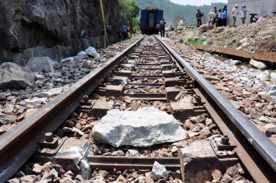 Nam tren duong ray, nam thanh nien bi tau hoa tong tu vong hinh anh
