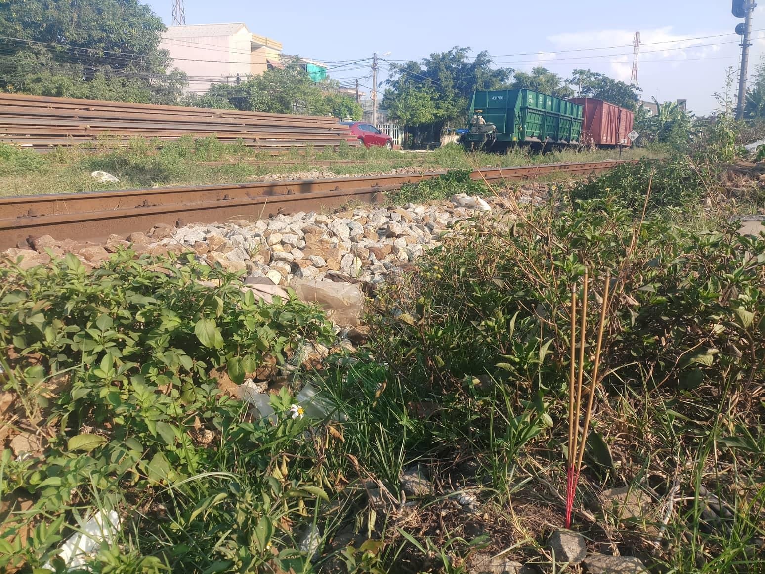 thanh nien nam tren duong ray bi tau tong chet anh 1