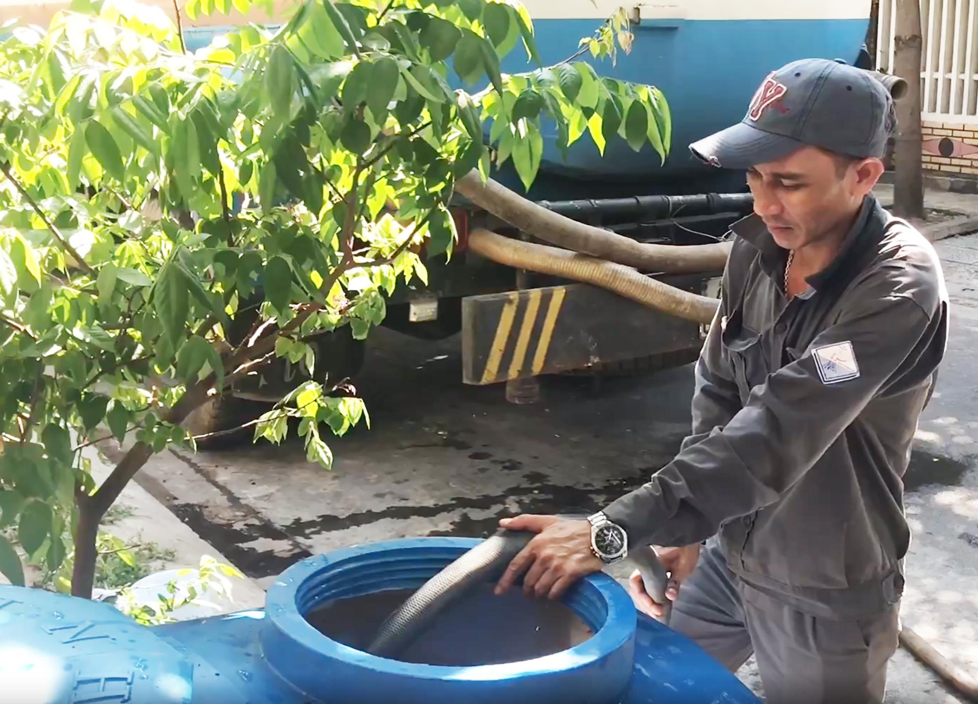 Dan Da Nang buc xuc vi mat nuoc trong 3 ngay nang nong 39 do C hinh anh