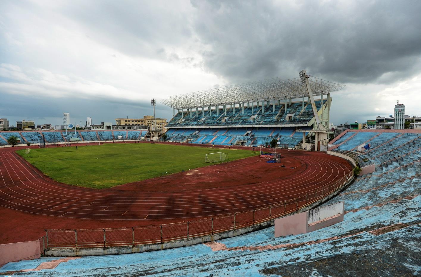 Vi sao Da Nang be tac trong viec mua lai san van dong Chi Lang? hinh anh