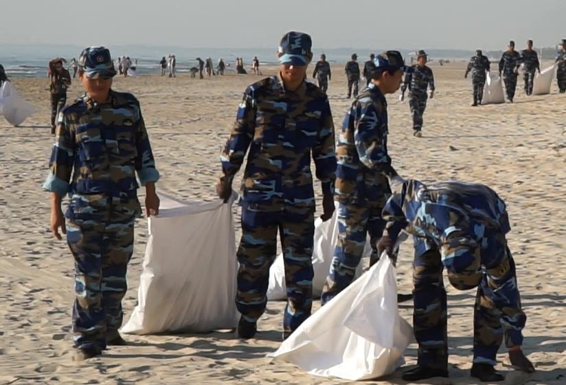 Hon 100 chien si quan doi don ve sinh moi truong o Da Nang hinh anh