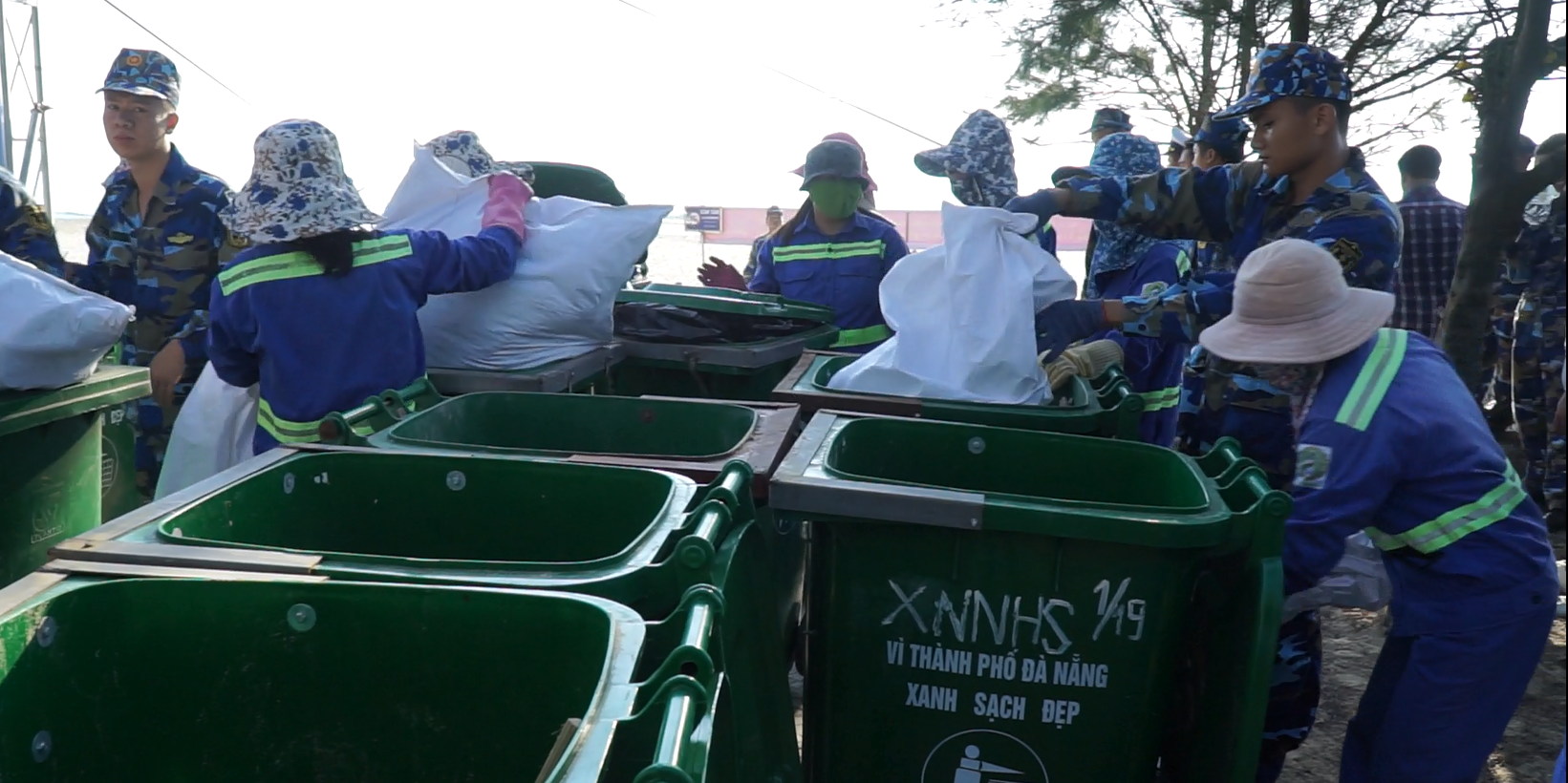 Canh sat, quan doi nhat rac o bien Da Nang hinh anh