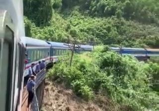 Tau SE3 trat banh tren deo Hai Van hinh anh