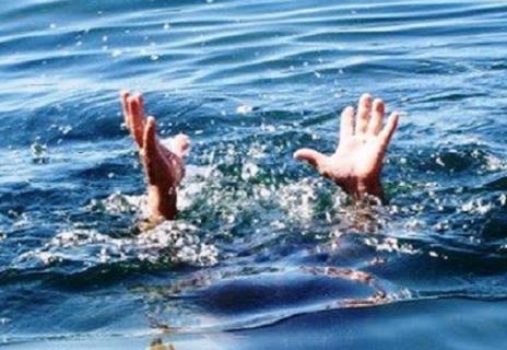 Hai du khach bi song cuon troi khi tam bien o Quang Ninh hinh anh