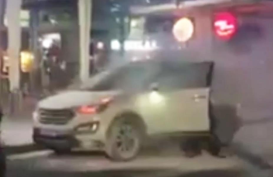 Hyundai Santa Fe boc chay o san bay Da Nang hinh anh