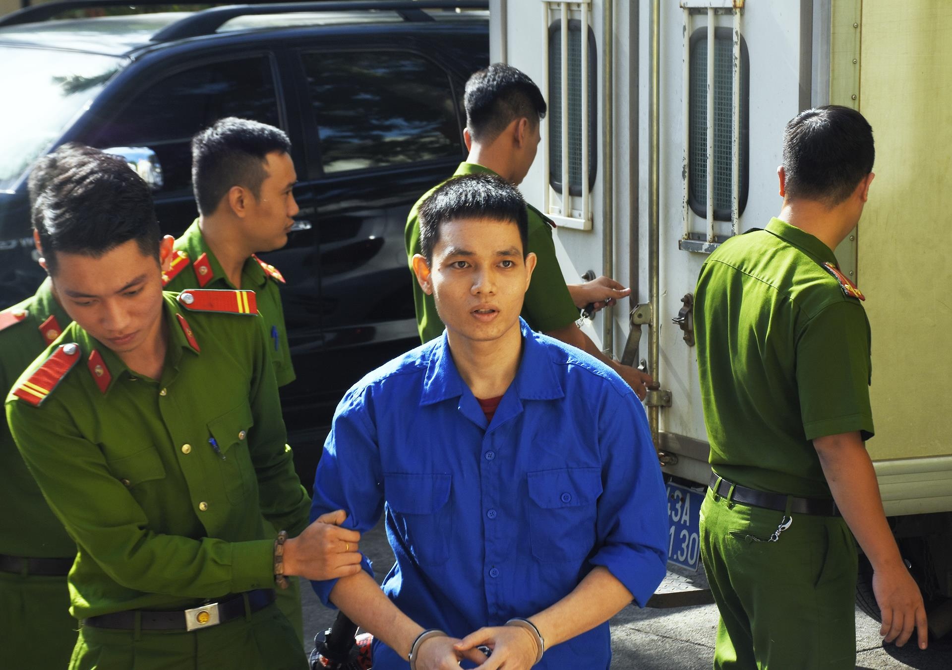 Thieu uy cong an tat axit vo sap cuoi anh 1