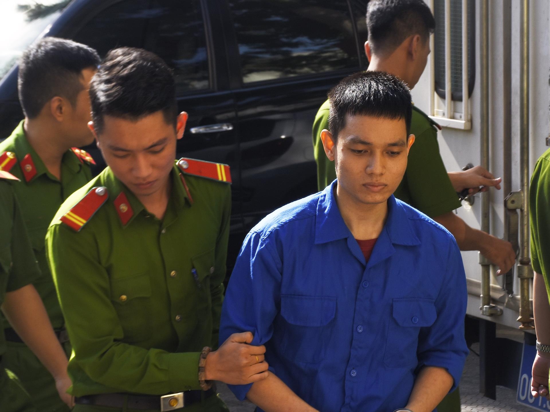 Cuu thieu uy tat axit vo sap cuoi anh 1