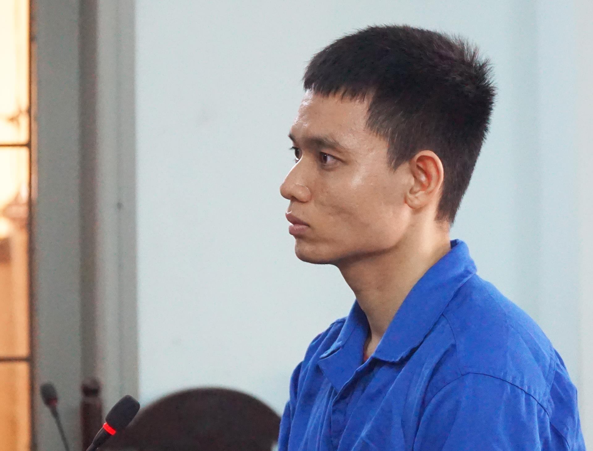 Cuu thieu uy canh sat lanh lung ke luc tat axit vo sap cuoi hinh anh