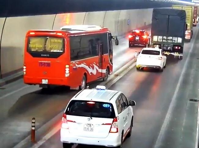 Doan xe lan lan, vuot au trong ham Hai Van hinh anh