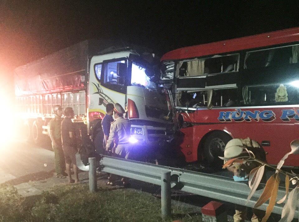 Tai nạn khiến 12 người bị thương ảnh 1 Tai nan khien 12 nguoi bi thuong anh 1