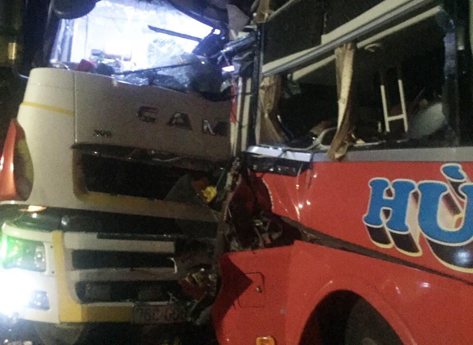 Xe khach doi dau oto tai lam mot nguoi chet, 12 bi thuong hinh anh