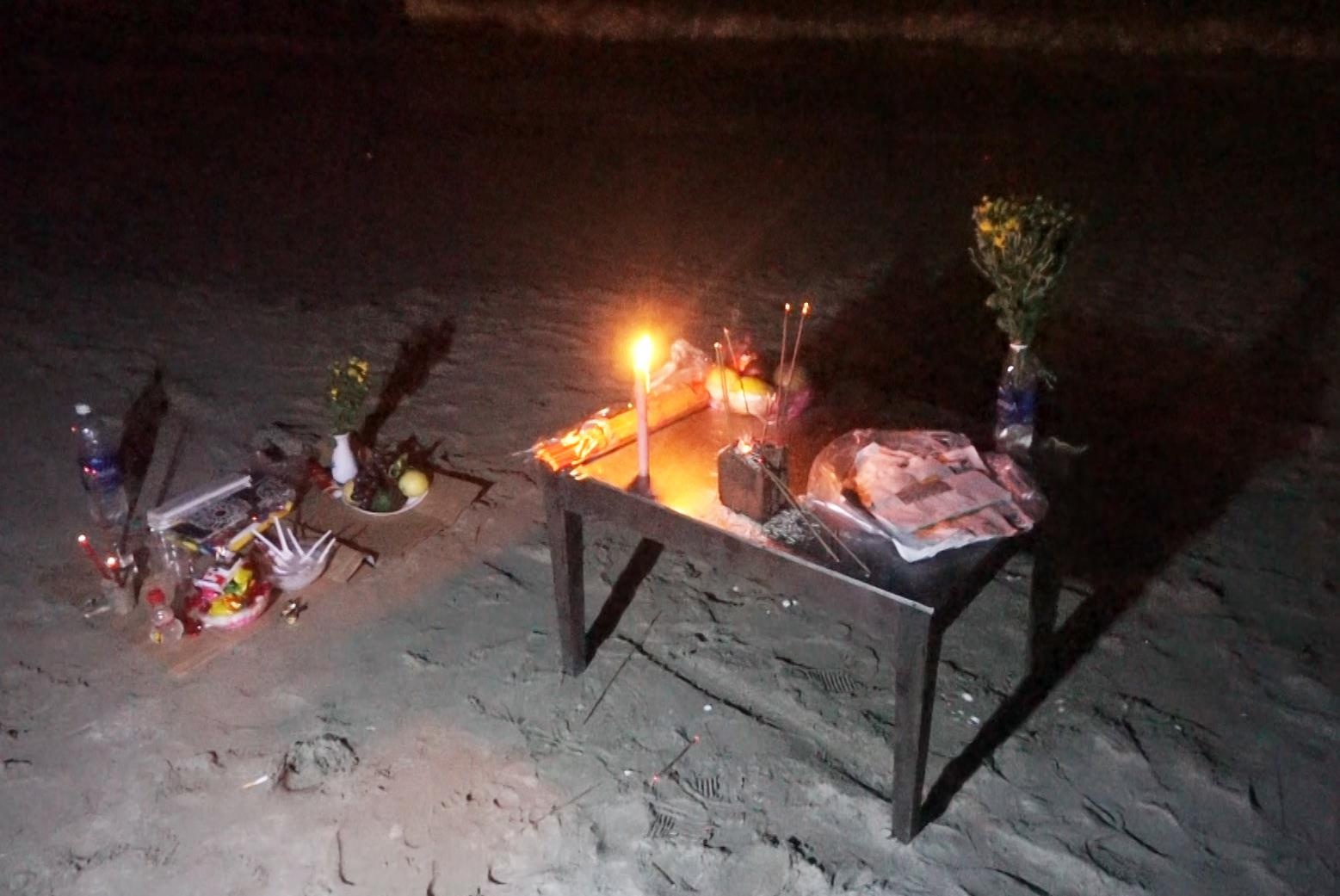 Trang dem tim 2 hoc sinh mat tich khi tam bien o Da Nang hinh anh