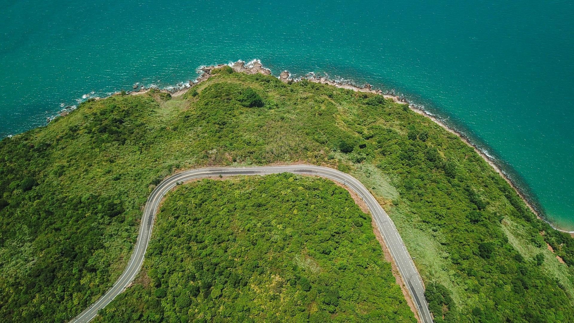 Deo doc quanh co len ban dao Son Tra nhin tu flycam hinh anh