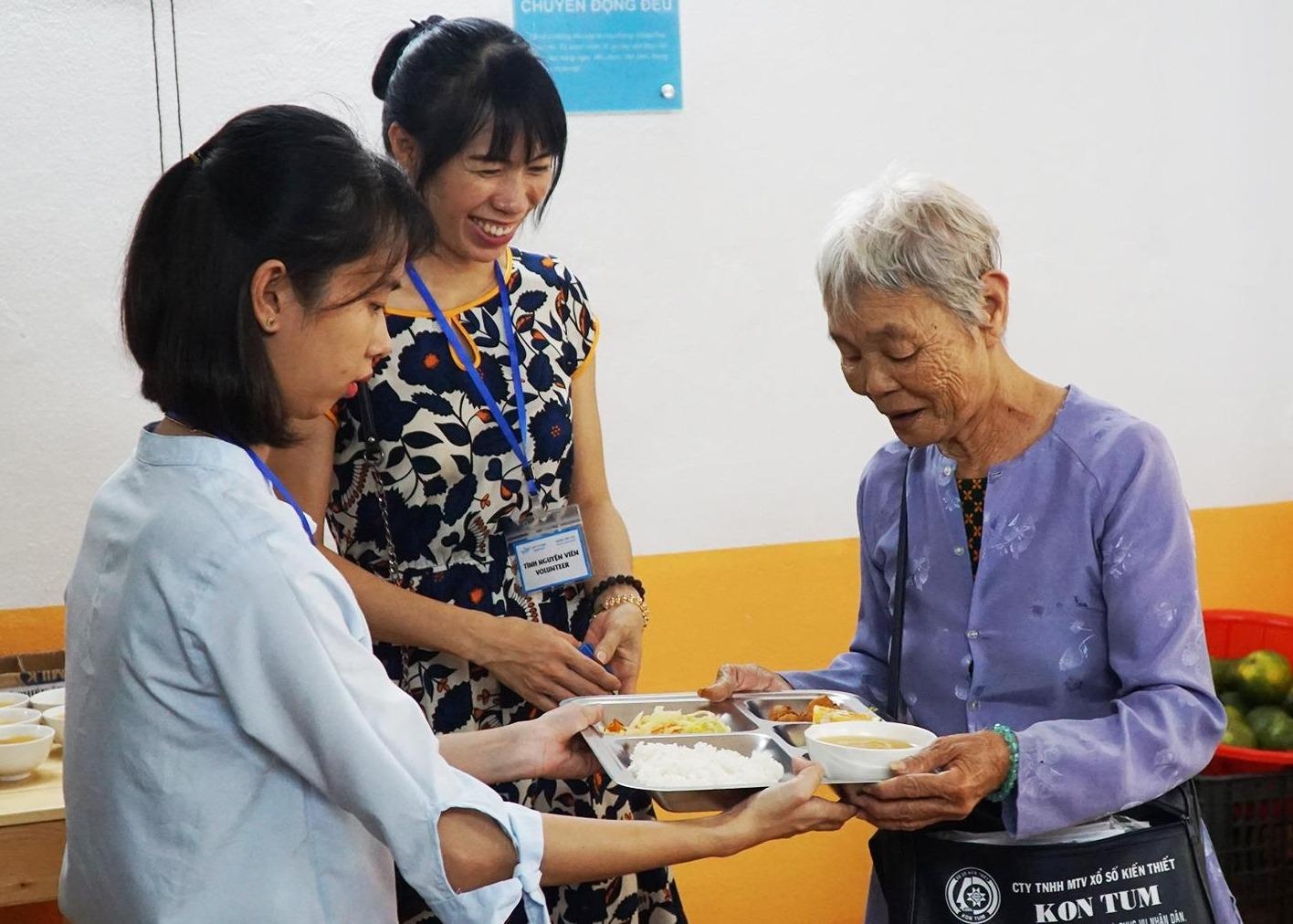 Quan com 2.000 dong am long nguoi ngheo hinh anh