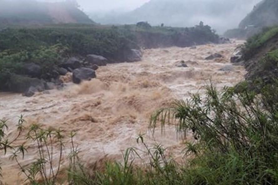 Tim thay thi the nguoi bi lu cuon troi tren song Ka Long hinh anh