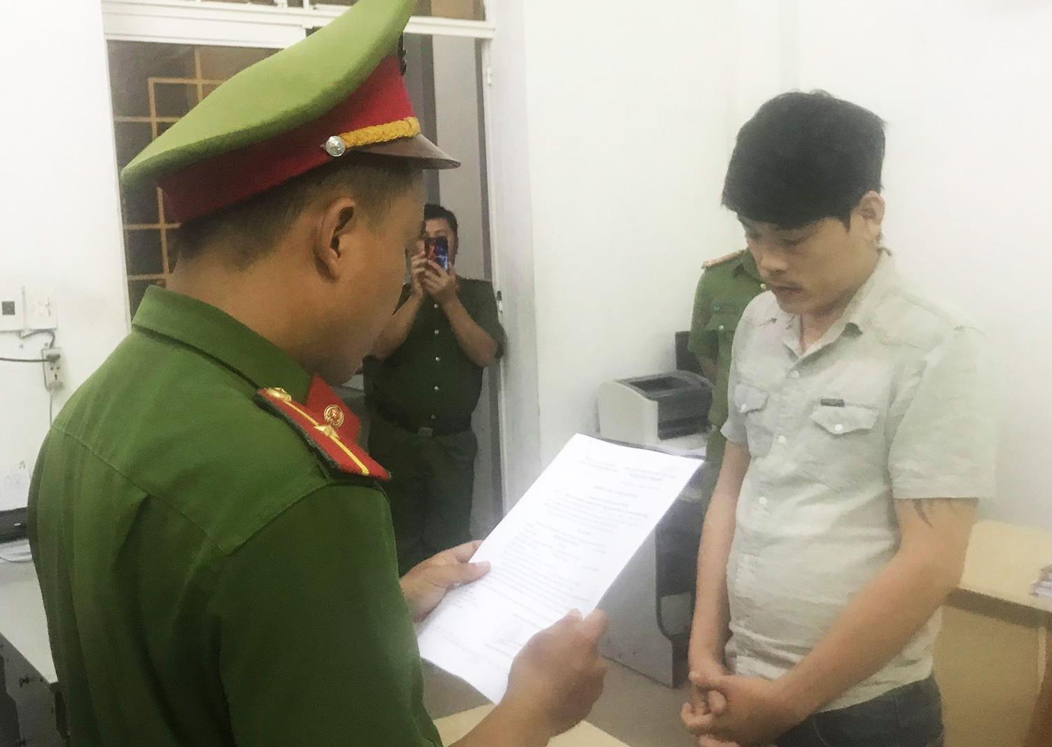 Kẻ lạ mặt tạt sơn vào nhà dân ở Đà Nẵng ảnh 1 Ke la mat tat son vao nha dan o Da Nang anh 1