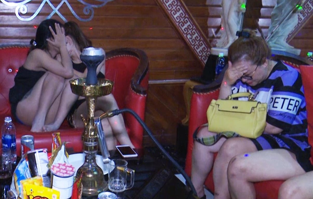 Ben trong phong hat co 58 thanh nien 'phe' ma tuy hinh anh