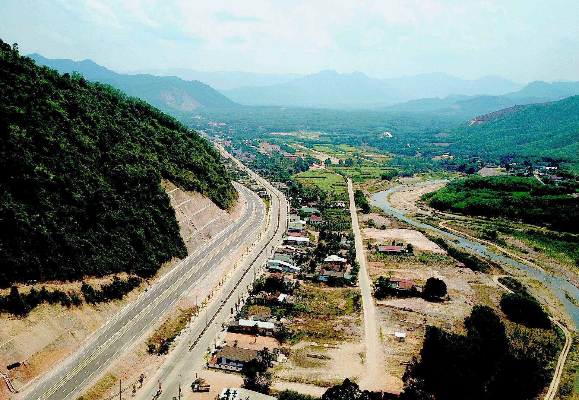 Dung barie bang dat ngan xe chay chui tren cao toc anh 1