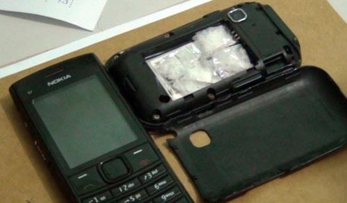 To cong tac 911 bat 2 thanh nien giau ma tuy trong dien thoai hinh anh