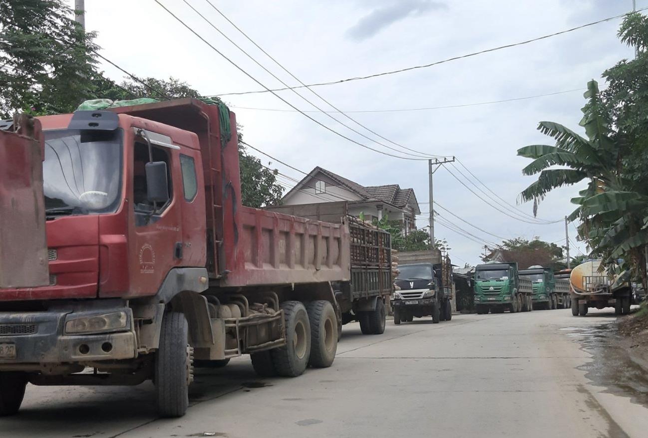 Dan Da Nang lap barie chan xe tai vao cac mo da o Hoa Nhon hinh anh