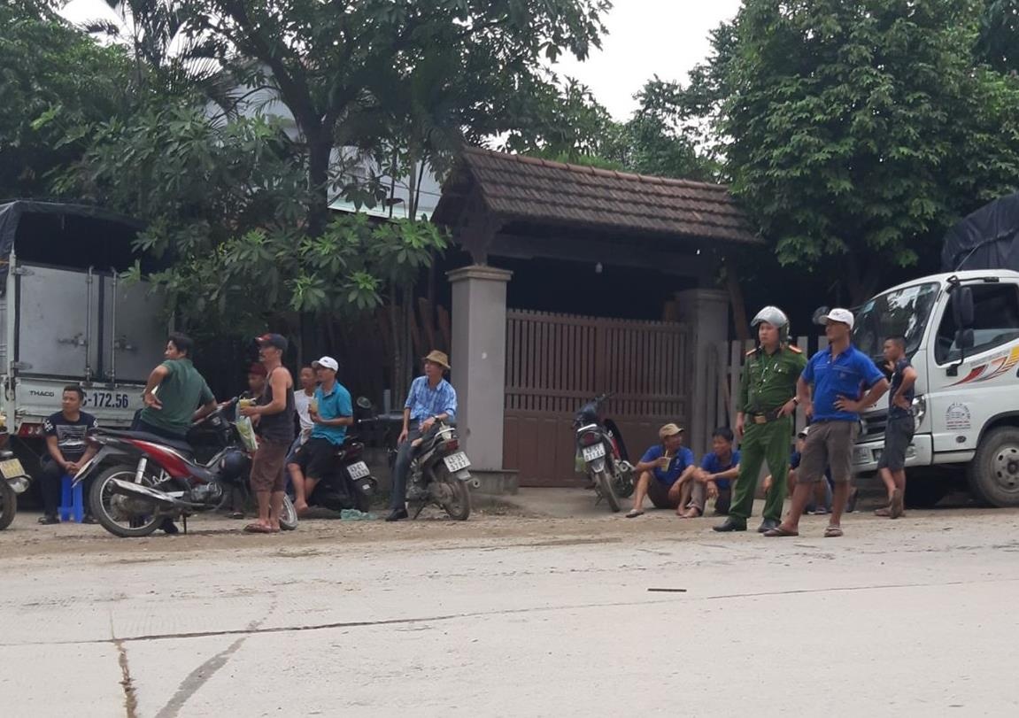 Dan Da Nang chan xe vao mo da anh 1