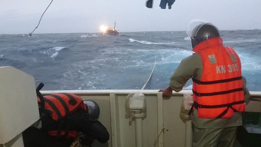 Hải quân điều tàu cứu ngư dân bị nạn ảnh 1 Hai quan dieu tau cuu ngu dan bi nan anh 1