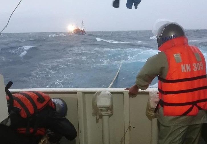 Tau Hai quan cuu 2 tau ca gap nan tren bien hinh anh