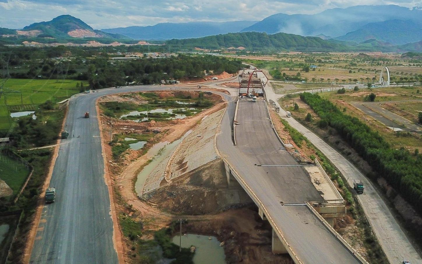 Can canh cao toc noi Da Nang - Hue dang dinh tre vi mat bang hinh anh