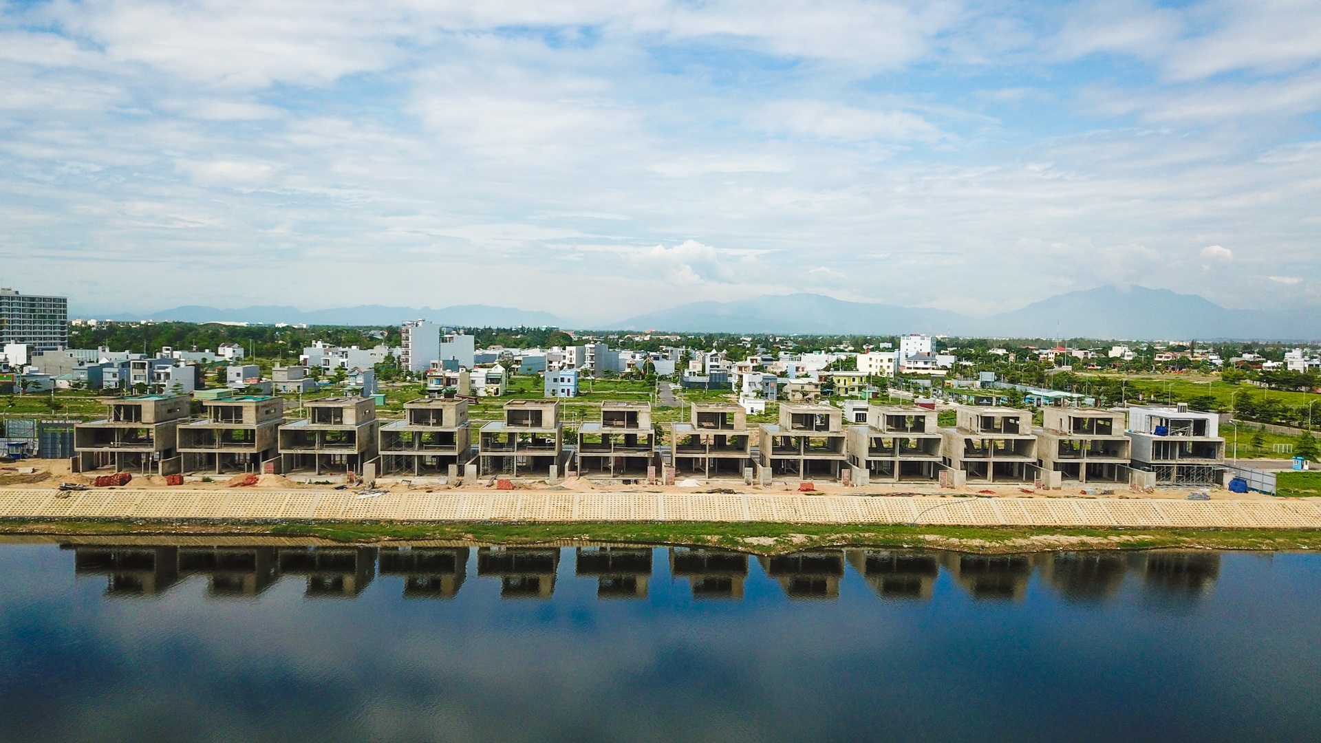 Cong ty Dat Xanh mien Trung xay 36 biet thu trai Luat anh 1