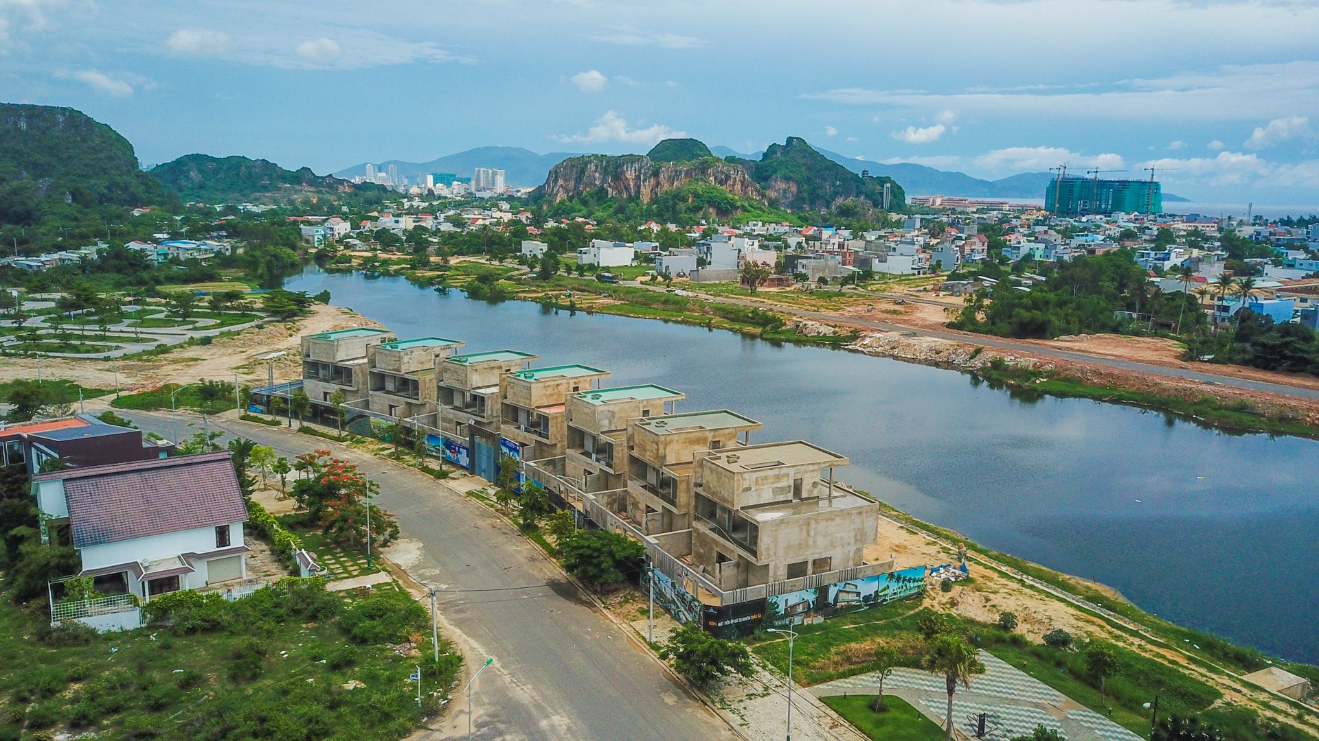 Cong ty Dat Xanh mien Trung xay 36 biet thu trai Luat anh 2